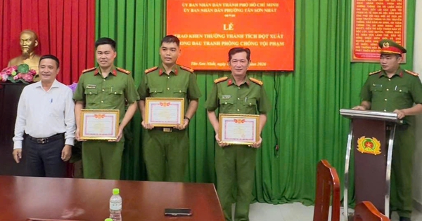 Khen thưởng cá nhân, tập thể công an phá nhanh vụ cướp ngân hàng