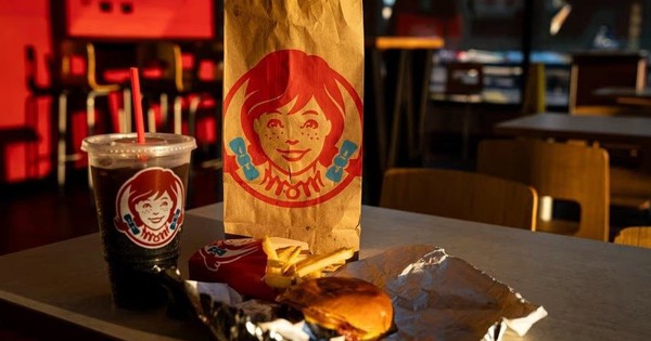 Một chuỗi nhà hàng phải đóng cửa hàng trăm điểm bán để cứu vãn doanh số chạm đáy