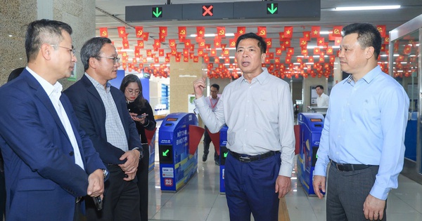 Bộ trưởng Xây dựng Trần Hồng Minh thị sát sân bay, nhà ga, đường sắt đô thị, bến xe chiều 29 Tết