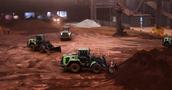 Trung Quốc lại gây sốc ngành vận tải: Tạo ra máy xúc điện tải trọng hơn 120 tấn, hiệu năng ngang ngửa chạy dầu diesel