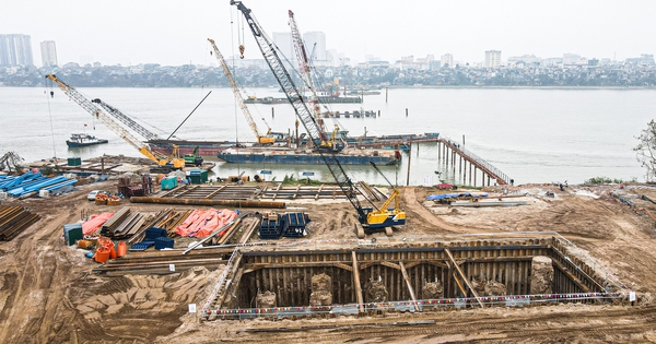 Công nhân, kỹ sư làm việc xuyên Tết tại dự án cầu trọng điểm của Hà Nội