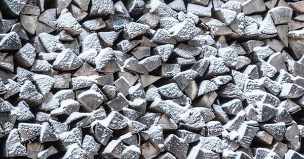 Tách khỏi lưới điện Nga, quốc gia EU chịu giá năng lượng cao giữa mùa đông lạnh bất thường, người dân cạn kiệt củi khô để sưởi ấm