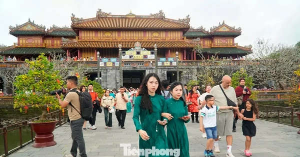 Du khách ùn ùn ‘xông đất’ Đại nội Huế