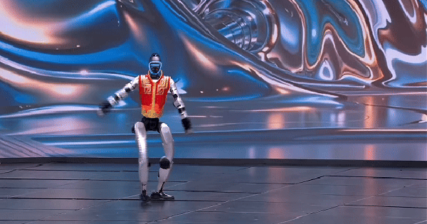 Robot hình người Trung Quốc đã phát triển đến mức này: Năm ngoái chỉ đứng một chỗ múa quạt, năm nay đã biểu diễn võ thuật, nhào lộn