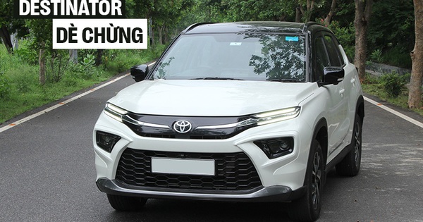 Toyota Urban Cruiser Hyryder lộ bản 7 chỗ mới: Dài hơn, cụm đèn tinh chỉnh lại, có thể cạnh tranh Destinator