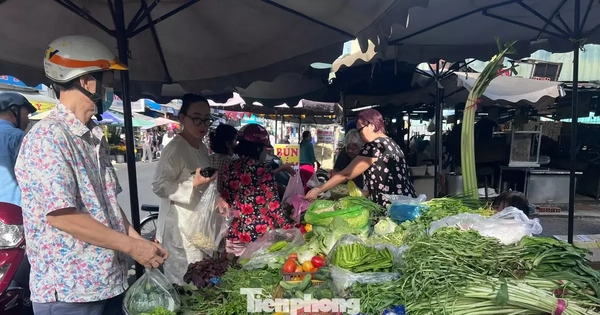 Rau xanh chợ lẻ nhích giá Mùng 2 Tết