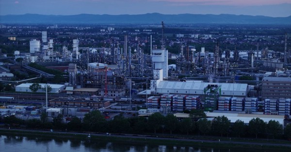 Giá điện tăng không tưởng lên 3 triệu đồng/MWh, hàng nghìn sếp lớn châu Âu đồng loạt cảnh báo