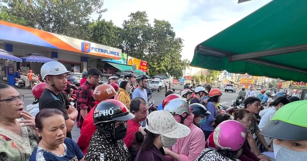 Xếp hàng mua gà luộc, vịt quay cúng ‘hóa vàng’ mùng 3 Tết