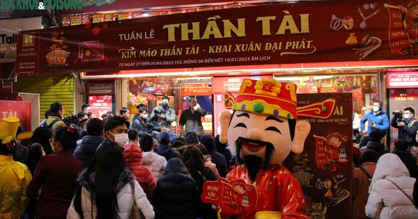 Chưa đến Vía Thần Tài, vì sao hàng loạt công ty vàng bạc đã đua nhau khai trương từ mùng 4 Tết ?