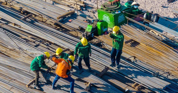 Công nhân bám công trường trọng điểm, làm việc xuyên Tết Bính Ngọ 2026