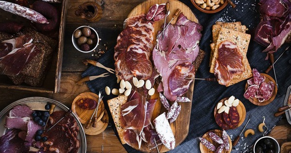 Vì sao người châu Âu thích các món thịt hun khói?