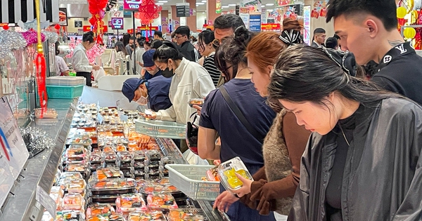 Mùng 4 Tết, trung tâm thương mại ở Hà Nội đông nghịt khách