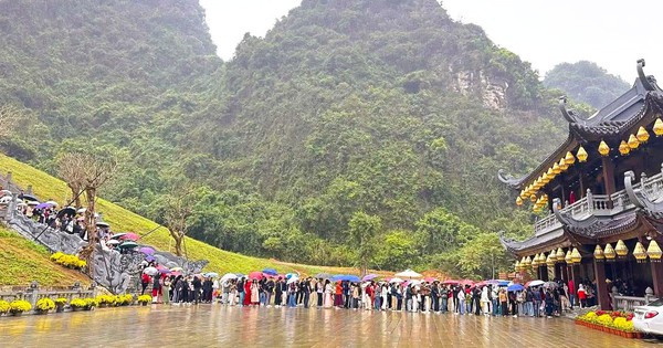 Khách đổ về Ninh Bình du Xuân, nhiều điểm du lịch quá tải