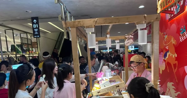 Hàng quán ở trung tâm thương mại đông nghịt khách Mùng 5 Tết