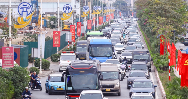 Người dân đổ về Thủ đô sau kỳ nghỉ Tết, ô tô xếp hàng dài chờ di chuyển