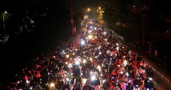 Yên Tử thất thủ, kẹt cứng từ 4h sáng: Du khách đông nghịt, ai cũng cầm 1 chiếc gậy trong tay