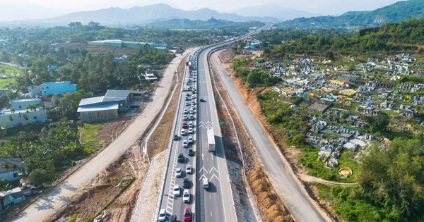 Mùng 5 Tết, ô tô xếp hàng dài qua lối ra cao tốc Hòa Liên – Túy Loan