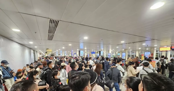Tân Sơn Nhất đón lượng khách đông chưa từng có vào mùng 6 Tết