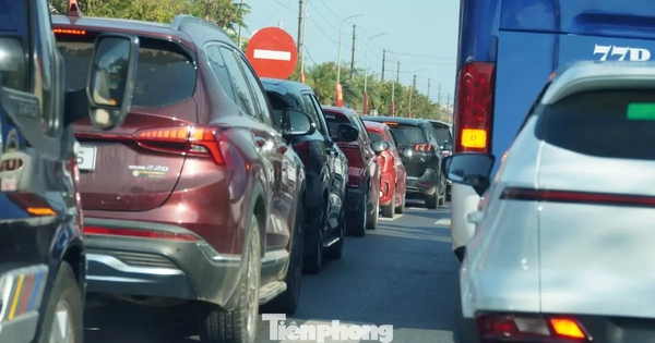 Ô tô nối đuôi bò trên quốc lộ qua miền Trung