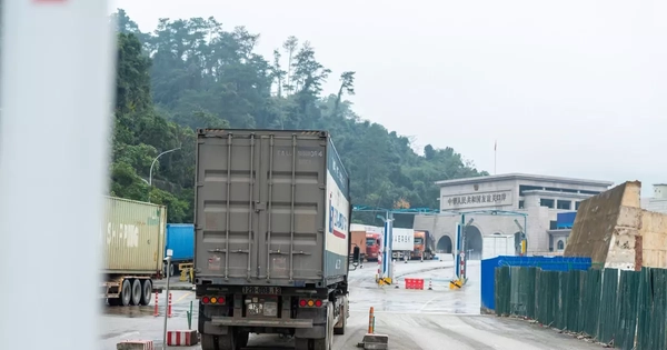 Hơn 1.400 xe chở hàng sang Trung Quốc qua cửa khẩu Lạng Sơn dịp Tết