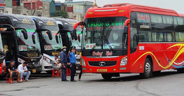 Giá vé xe, vé máy bay sau mồng 6 Tết thay đổi ra sao? Nhiều người bất ngờ khi tra lại