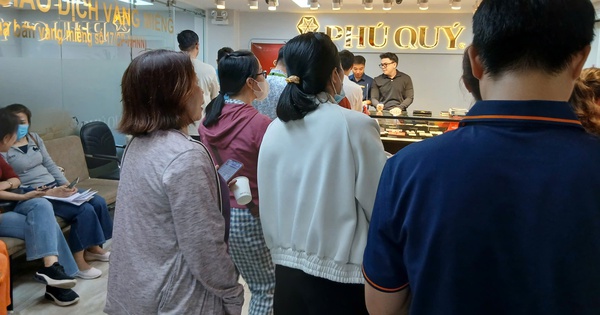 Người dân TPHCM đổ xô mua vàng, bạc, gửi tiết kiệm ngay ngày làm việc đầu năm