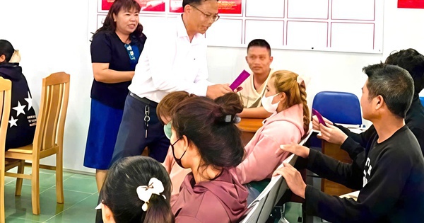 Đi làm giấy tờ nhà đất, người dân bất ngờ được lì xì năm mới