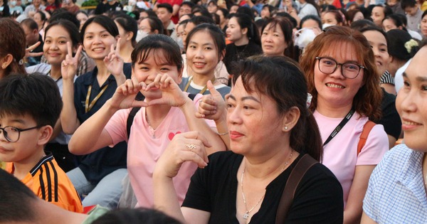 Choáng với "lộc" khai xuân: Nơi lì xì tiền trăm, nơi thưởng tới 16 tháng lương!