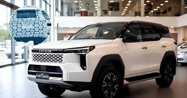 Toyota Fortuner đời mới lần đầu lộ diện trên phố