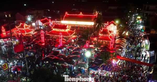 Hàng vạn người 'mua may, bán rủi' xuyên đêm tại phiên chợ lớn nhất Bắc Bộ