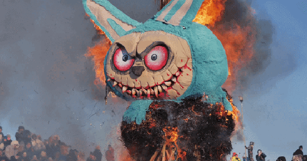 Labubu khổng lồ 'lên giàn thiêu' ở Nga: Chuyện gì đang xảy ra?