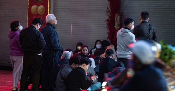 Cảnh tượng khó tin lúc 3h sáng trên phố Cầu Giấy trước ngày Vía Thần tài