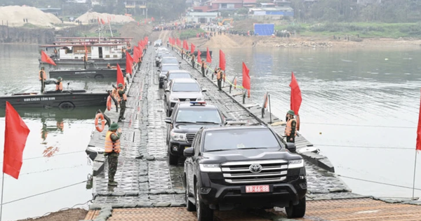 Quân đội "cắt" cầu phao qua sông Lô để bảo đảm an toàn giao thông