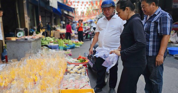 Thị trường hoa tươi, đồ cúng sôi động trước ngày vía Thần Tài