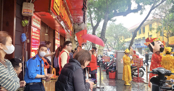 Không xếp hàng ngày vía Thần Tài, nhiều người chọn mua vàng theo cách này