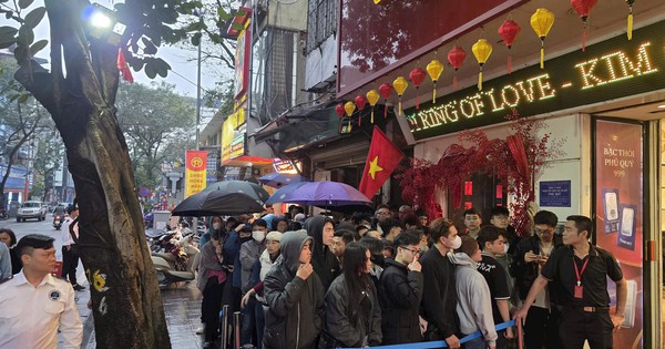 Từ 10 giờ tối, nhà đầu tư ồ ạt mang ghế gấp, đội mưa xếp hàng xuyên đêm để săn vàng bạc ngày Thần tài