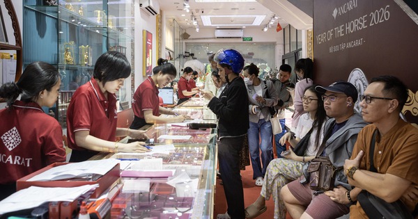 Sinh viên xếp hàng lấy tem phiếu mua vàng bạc ngày vía Thần Tài với thù lao 150.000 đồng/lượt