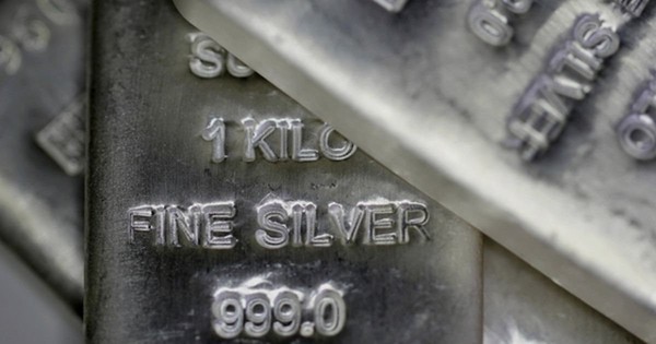 Động thái lạ của quỹ bạc lớn nhất thế giới khi giá tiến sát 90 USD/oz