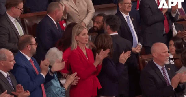 Một nghị sĩ Mỹ phải rời khỏi sự kiện Thông điệp Liên bang của Tổng thống Trump vì hành động này