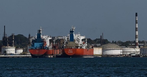 Mỹ bất ngờ nới lỏng lệnh hạn chế dầu mỏ với Cuba