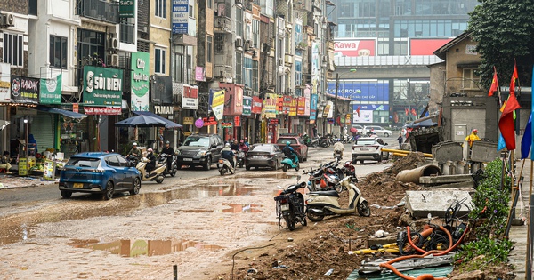 Dự án đường 400 tỷ ở Hà Nội ngổn ngang sau Tết, dân lội bùn, bắc ván vào nhà