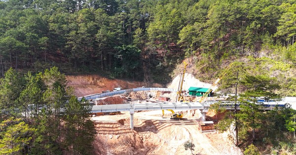 Cận cảnh cầu cạn qua điểm sạt lở khổng lồ trên đèo Mimosa tại Đà Lạt