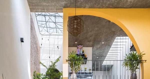 Nhà ống 2 tầng với các khoảng 'cắt xẻ' ngẫu hứng