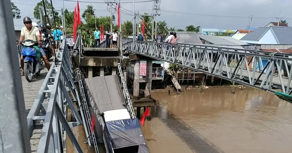 Sập cầu ở Cần Thơ, xe chở gạo rơi xuống sông