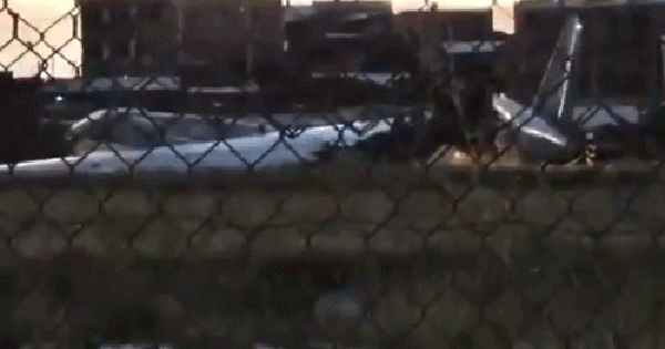 Máy bay quân sự chở đầy tiền rơi xuống cao tốc Bolivia, dân lao vào nhặt khiến hiện trường hỗn loạn