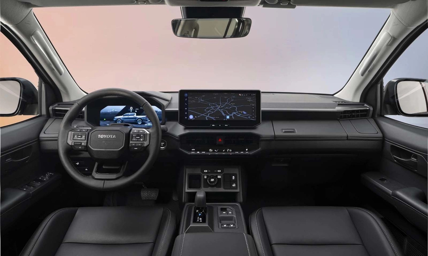 Toyota Fortuner đời mới lần đầu lộ diện trên phố - Ảnh 2