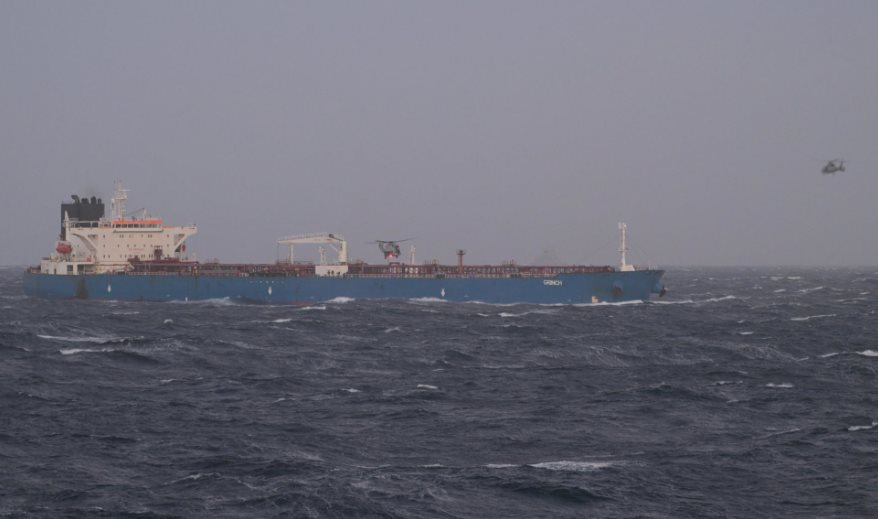 Bị Mỹ và châu Âu kiểm tra gắt gao, hơn 120 tàu chở dầu ‘quay xe’ chuyển sang treo cờ Nga - Ảnh 1