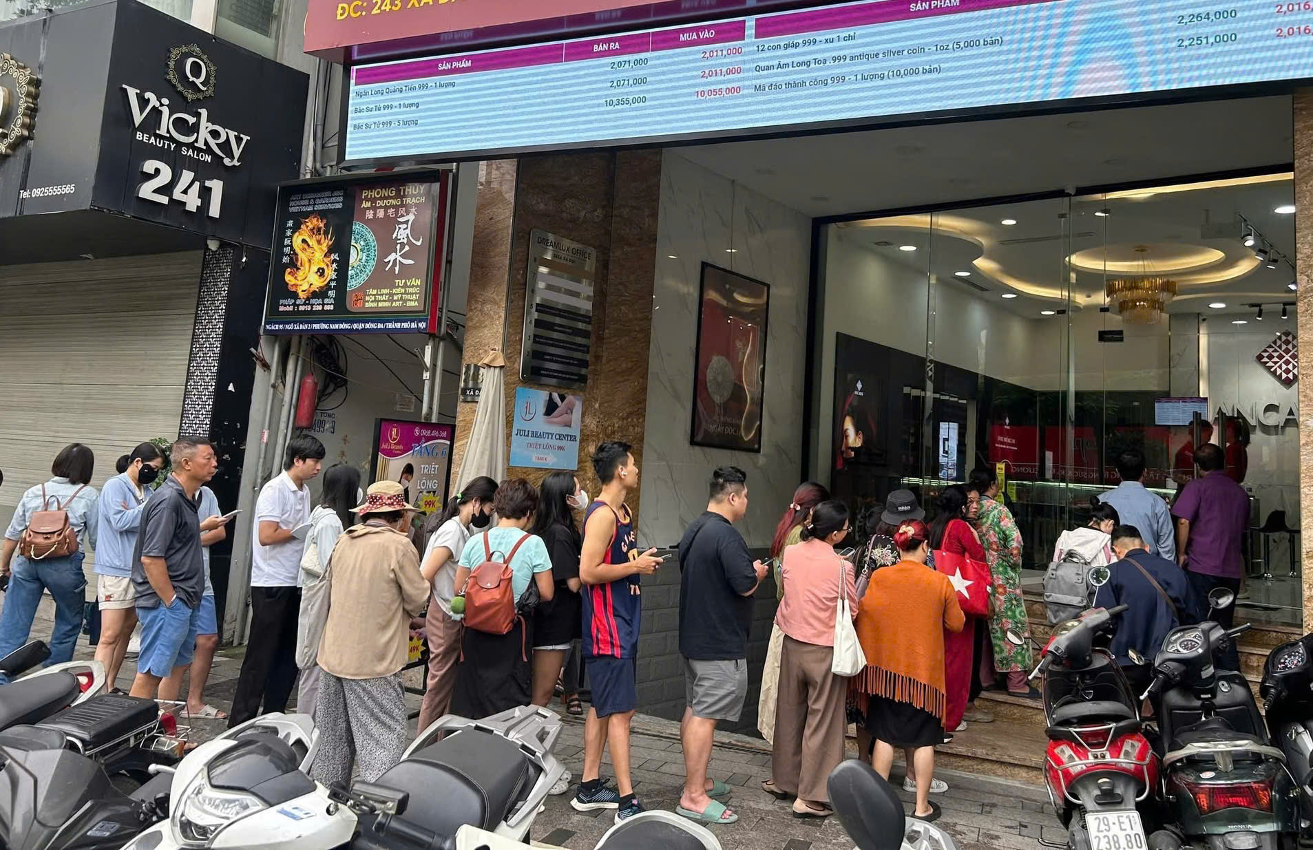 Giá bạc hôm nay 24-2: Một thương hiệu bạc quá tải ngay trong ngày mở bán đầu tiên - Ảnh 1