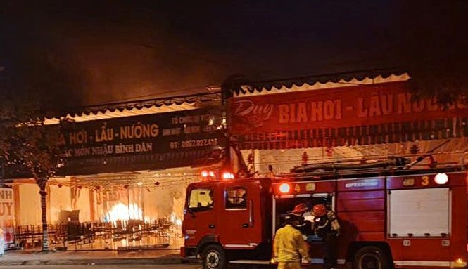 Cháy lớn tại nhà hàng, nam nhân viên trẻ tuổi mắc kẹt tử vong - Ảnh 1