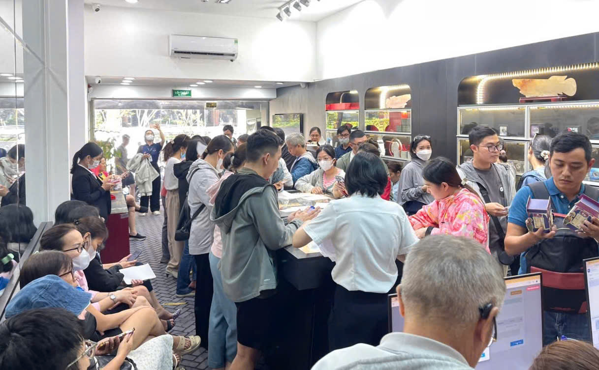 Người dân TPHCM đổ xô mua vàng, bạc, gửi tiết kiệm ngay ngày làm việc đầu năm - Ảnh 3